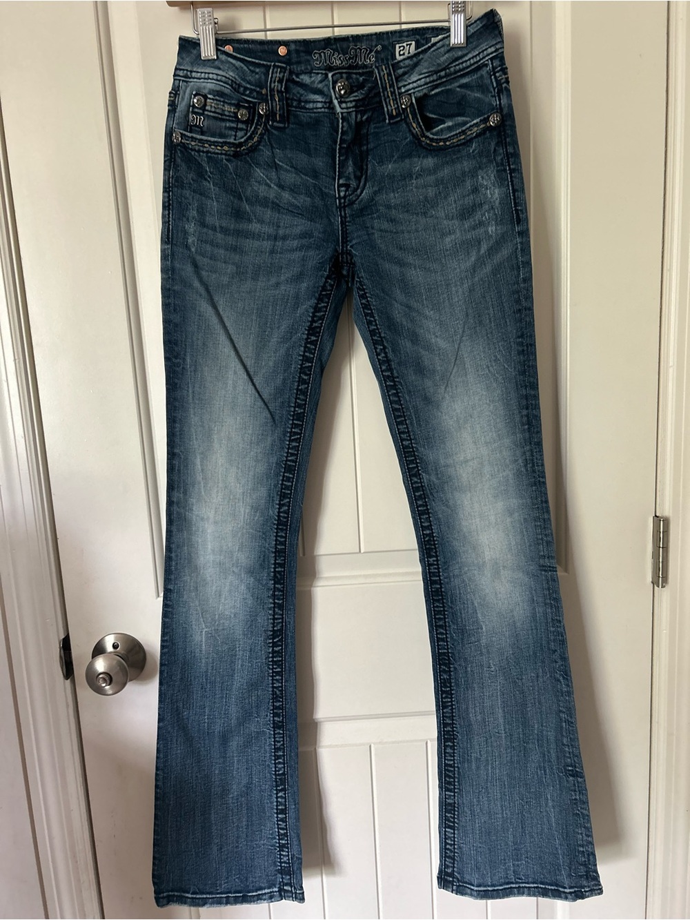Miss Me Blue Flared Jeans - Faded Indigo Wash
Women’s Size 27
